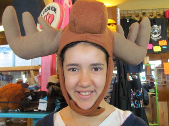 Experimentando fantasia de alce na lojinha do Mount Washington, nas White Mountains, região de Lincoln, em New Hampshire - Estados Unidos